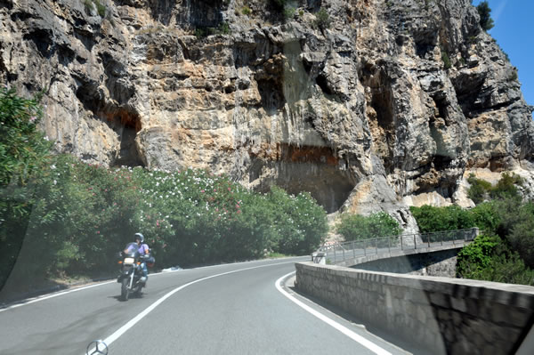 ナポリ～アマルフィ海岸～ポジターノ　石製のガードレールの直ぐ先は、急峻な崖