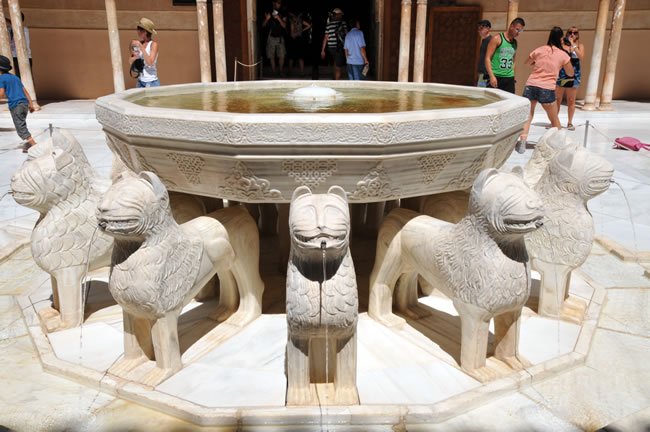 スペイン・アンダルシア州・グラナダ　アルハンブラ宮殿　ナスル宮　Patio de los Leones　ライオンのパティオ