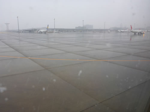 雪の羽田空港