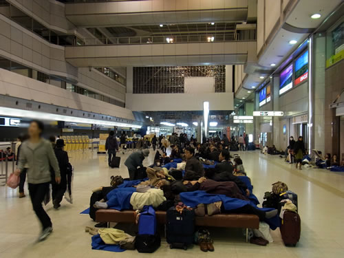 羽田空港　地震発生後　帰宅難民の夜